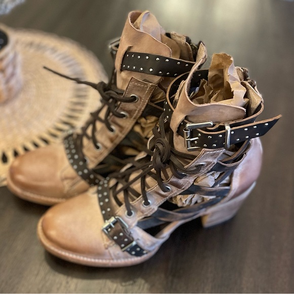 Freebird by Steven Cheyenne Black & Tan Lace Up Studded Leather Ankle Boots - Picture 5 of 14